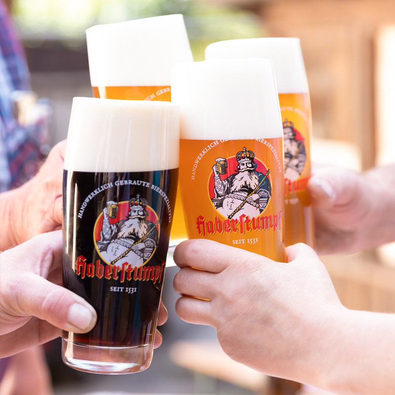 Anstoßen https://alt.brauereihaberstumpf.de/wp-content/uploads/2020/08/Bild_mitte-1.jpg